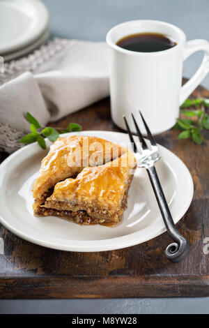 Baklava auf einem Dessertteller Stockfoto