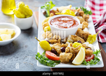 Frittierte Calamari mit marinara Sauce Stockfoto