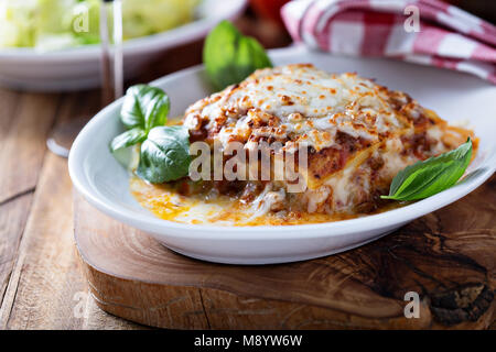 Traditionelle Lasagne mit Bolognese Sauce Stockfoto