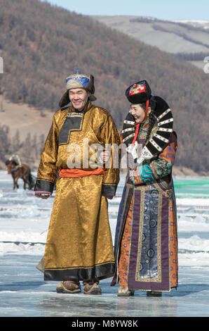 Hatgal, der Mongolei, den 4. März 2018: die Mongolen in traditioneller Kleidung auf einem zugefrorenen See Khuvsgul Stockfoto