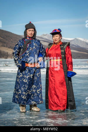Hatgal, der Mongolei, den 4. März 2018: die Mongolen in traditioneller Kleidung auf einem zugefrorenen See Khuvsgul Stockfoto