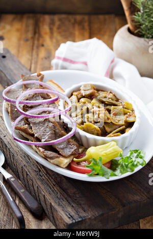 Gyro Platte mit Fleisch auf einem Pita Stockfoto