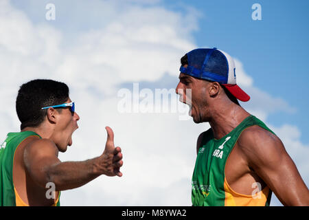 George Wanderley & Pedro Solberg ein grosser Triumph, die Sie in der Runde der 16 besten im Beachvolleyball großen Serie 2018 geht feiern. Die Volleyball großen Serie 2018 Florida moderiert wurde in Fort Lauderdale, USA vom 27. Februar bis 4. März 2018. Stockfoto