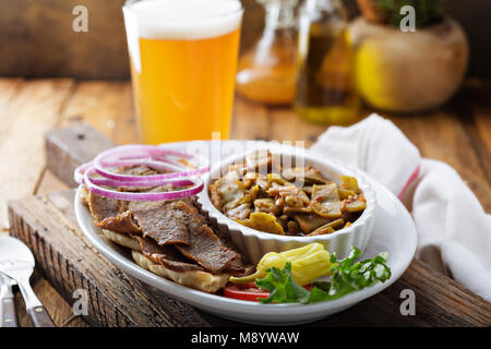Gyro Platte mit Fleisch auf einem Pita Stockfoto