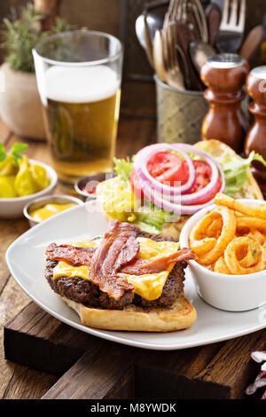 Traditionelle amerikanische Burger mit Käse und Speck Stockfoto
