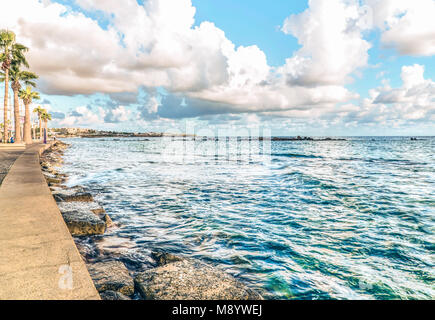 Blick auf den Bahndamm im Hafen von Paphos, Zypern Stockfoto