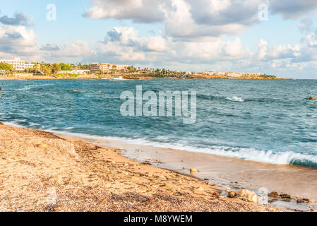 Blick auf den Bahndamm im Hafen von Paphos, Zypern Stockfoto