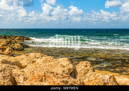 Blick auf den Bahndamm im Hafen von Paphos, Zypern Stockfoto