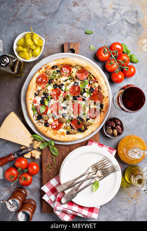 Pepperoni Pizza mit Oliven Stockfoto