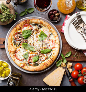 Margherita Pizza mit Basilikum Stockfoto