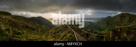 Erstaunliches Panorama Bild der Aussichtspunkt Miradouro Da Boca do Inferno (auch genannt da Grota do Inferno) auf der portugiesischen Insel Sao Miguel (Azoren Inseln Stockfoto