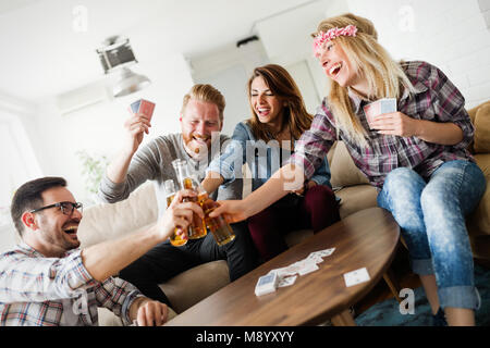 Junge Schüler und Freunde feiern Ahd Spaß beim Trinken Stockfoto