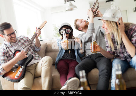 Junge Schüler und Freunde feiern Ahd Spaß beim Trinken Stockfoto