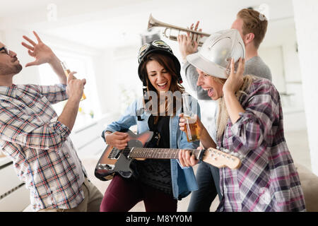 Junge Schüler und Freunde feiern Ahd Spaß beim Trinken Stockfoto