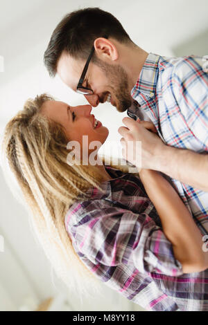 Nette junge Paare tanzen zu Hause Stockfoto