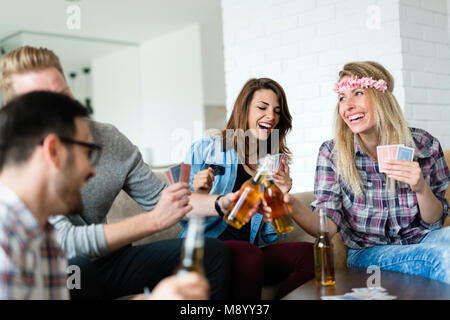 Junge Schüler und Freunde feiern Ahd Spaß beim Trinken Stockfoto