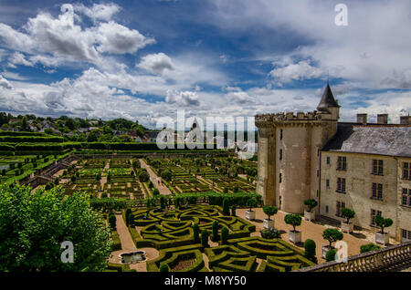 Villandry, Loire, Frankreich Juni 2017. Blick von der Burg Suche: Auf der rechten Seite den Landsitz, in der Mitte der Gärten und Blumen, auf der linken Seite den Park Stockfoto