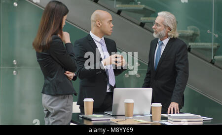 Multiethnischen Führungskräfte treffen Diskutieren im Büro. Stockfoto