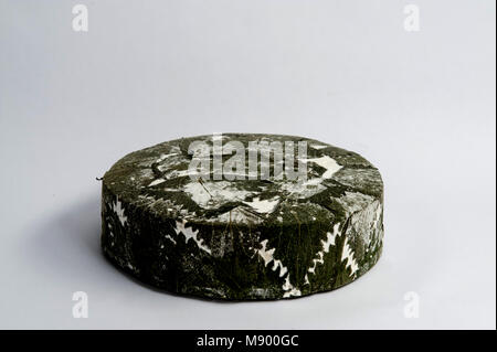 Cornish Yarg Käse in die Nesseln gewickelt Stockfoto