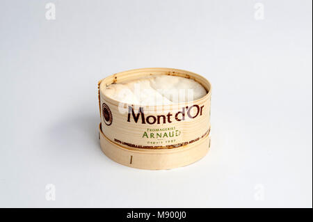 Du Vacherin Mont d'Or ist eine klebrige reichen und mächtigen Kuhmilch Käse aus der Französischen Alpen. Stockfoto