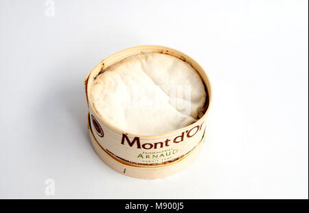 Du Vacherin Mont d'Or ist eine klebrige reichen und mächtigen Kuhmilch Käse aus der Französischen Alpen. Stockfoto