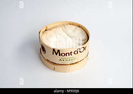 Du Vacherin Mont d'Or ist eine klebrige reichen und mächtigen Kuhmilch Käse aus der Französischen Alpen. Stockfoto