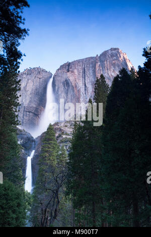 Yosemite Falls, wie vom Yosemite Valley, Yosemite National Park, Kalifornien, USA gesehen. Stockfoto