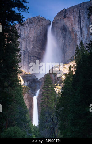 Yosemite Falls, wie vom Yosemite Valley, Yosemite National Park, Kalifornien, USA gesehen. Stockfoto