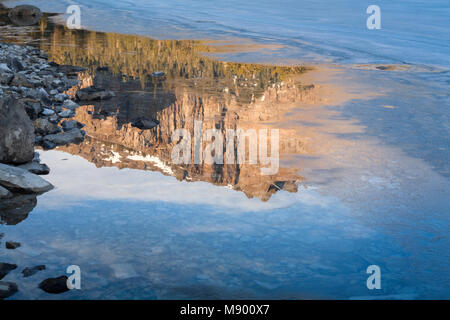 Thunder Mountain reflektieren im Wasser eines teilweise gefrorenen silbernen See in Kit Carson, Eldorado National Forest, Kalifornien, USA. Stockfoto