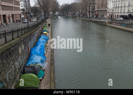 Migrant Zelte entlang des Canal Saint Martin im 10. Arr in Paris Frankreich Stockfoto