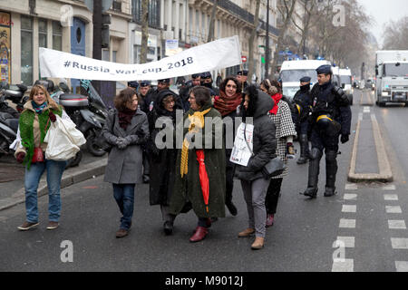 Anti russischen Demonstranten marschierten durch die Straßen von Paris in Frankreich Stockfoto