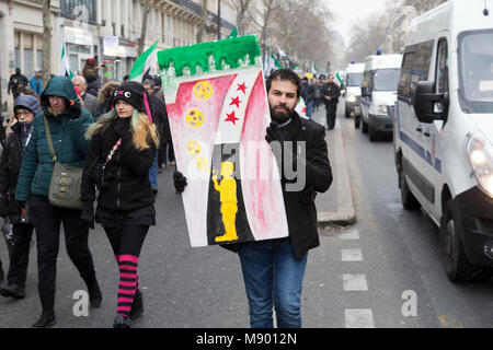 Syrische Demonstranten marschierten durch die Straßen von Paris gegen Bashar Al-Assad in Frankreich Stockfoto