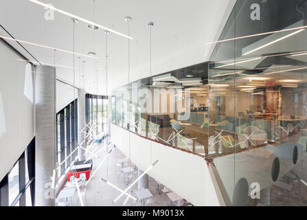 Eine Aussicht auf ein klasse Zimmer und einen gemeinsamen Bereich innerhalb des Bergeron Zentrum für Engineering Excellence an der York Universität Keele Campus in Toronto, Ontario, Stockfoto