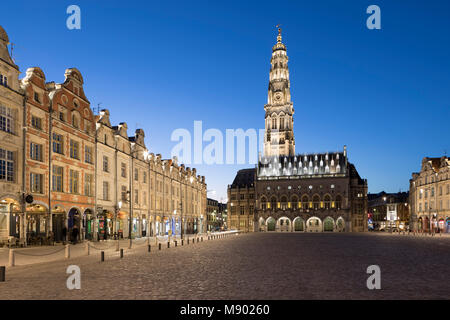 Place des Heros und das Rathaus und Belfried nachts mit Flutlicht, Arras, Pas-de-Calais, Ile-de-France, Frankreich, Europa Stockfoto