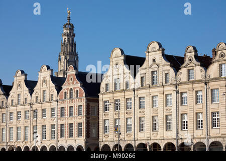 Flämischen Stil Fassaden auf der Grand Place und der Glockenturm hinter, Arras, Pas-de-Calais, Ile-de-France, Frankreich, Europa Stockfoto