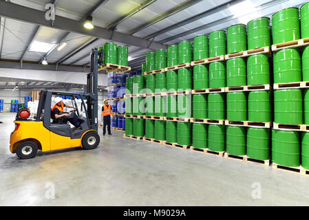 Gruppe der Arbeitnehmer in der Logistikbranche Arbeiten in ein Lager mit Chemikalien - Hubwagen Stockfoto