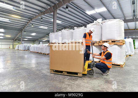 Gruppe der Arbeitnehmer in der Logistikbranche - Barcode Stockfoto