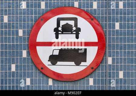 Wien, Österreich. Ein Verkehrsschild, dass verbietet die Durchfahrt von Autos und Lastwagen. Runde Schild mit roter Umrandung. Altmodische Symbole für Pkw und Nutzfahrzeuge. Stockfoto