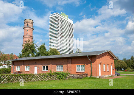 Der alte Leuchtturm und das Hotel Maritim, Travemünde, Ostsee, Schleswig-Holstein, Deutschland, Europa Stockfoto