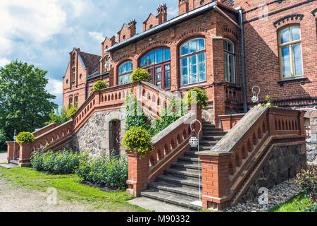 Jaunmokas manor Veranda. Dieses neugotische Schloss wurde von Architekt Wilhelm Bockslaff entworfen und 1901 erbaut. Stockfoto