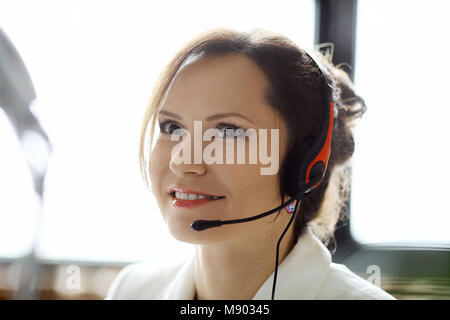 Frau arbeiten im Call Center als Dispatcher Stockfoto