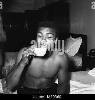 Cassius Clay (Muhammad Ali) in London vor seiner nicht-Titel Kampf gegen Henry Cooper im Wembley am 18. Juni. (Bild zeigt) Cassius Tee trinken die englische Weise mit seinen kleinen Finger ausgestreckt. 27. Mai 1963. Stockfoto