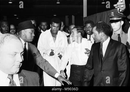 Muhammad Ali und Ernie Terrell met die Verwirrung darüber, wer war der rechtmäßige Weltmeister im Schwergewicht zu beenden. Vor dem Anfall, Terrell wiederholt Ali durch seine Geburt Namen genannt. Er erklärte später, dass er Ton für Jahre in den Bewunderern bekannt war und nicht benutzt, ihn anzurufen und einen anderen Namen erhalten. Ali nahmen Anstoß zu dieser, wie er in einem vorherigen Kampf mit Ring Legende Floyd Patterson, wo Patterson wählte Ali'Ton zu Anruf hatte." Ali sagte er Terrell bestrafen würde, wie er Patterson bestraft hatte. Ali gewann einen schiefen 15 runde Entscheidung, Rückforderung der unbestrittene Meisterschaft. 6. Februar 1967 Stockfoto