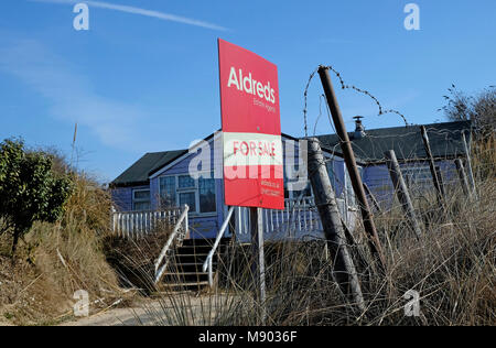 Wohnungen an der Gefahr von Cliff Erosion, hemsby, Norfolk, England Stockfoto