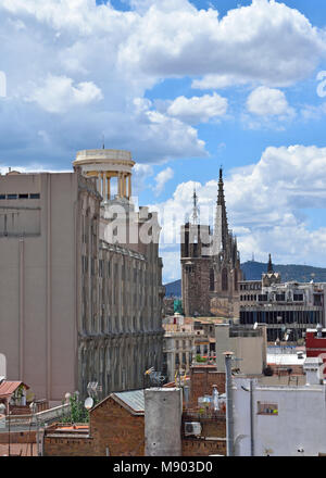 Luftaufnahme von Barcelona, Spanien, Katalonien, Stadtbild, Skyline. Die Dächer der Häuser im Vordergrund, Kathedrale im Hintergrund. Stockfoto