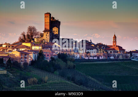 Der malerischen Burg von Serralunga d'Alba steht auf dem Dorf, umgeben von Weinbergen. UNESCO-Weltkulturerbe. Stockfoto