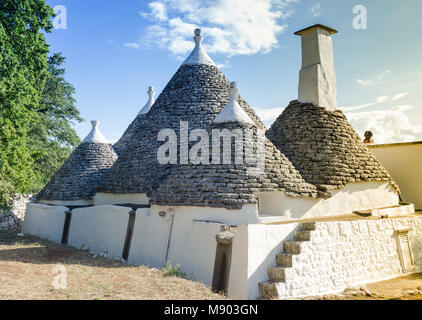 Landschaft einer Gruppe von Trulli auf einem vintage Blu Sky Stockfoto