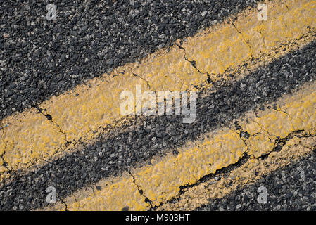 Doppelten gelben Straße Linien auf dem Alten Land asphaltierte Straße. Close Up. Stockfoto