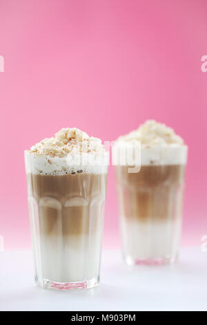 Kaffee. Caramel frappe auf dem Tisch Stockfoto