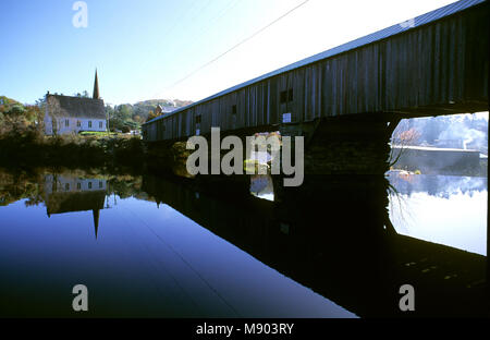 Eine Kirche und eine überdachte Brücke und den Fluss Ammonoosuc in Bath, New Hampshire Stockfoto